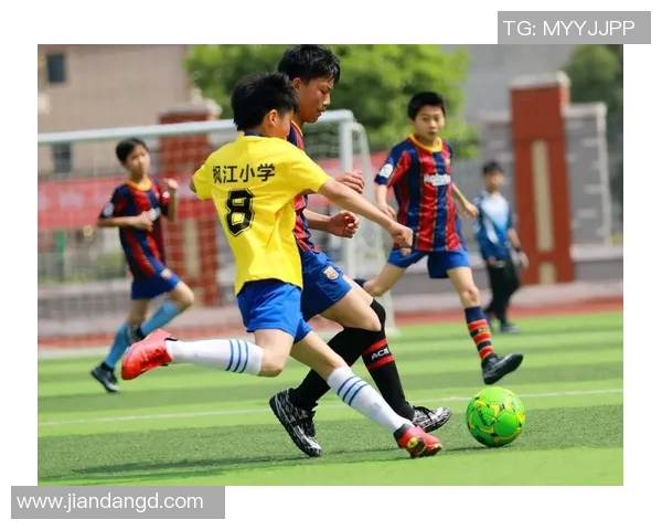 小区足球明星盘点：那些在绿茵场上闪耀的少年英雄们